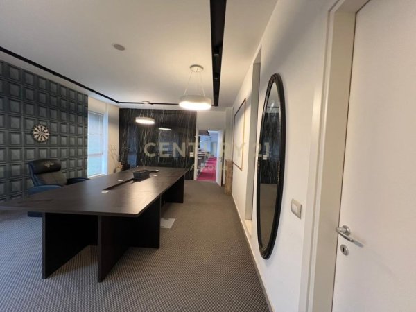Tirane, jepet me qera zyre Kati 1, 288 m² 2.300 € (ish Fusha e Aviacionit)