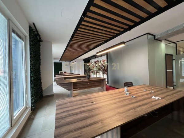 Tirane, jepet me qera zyre Kati 1, 288 m² 2.300 € (ish Fusha e Aviacionit)
