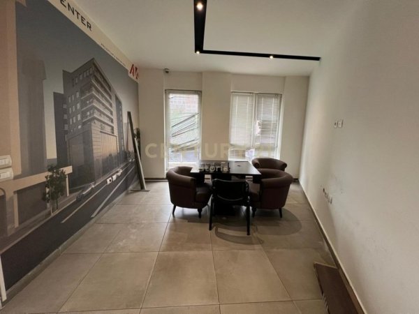Tirane, jepet me qera zyre Kati 1, 288 m² 2.300 € (ish Fusha e Aviacionit)