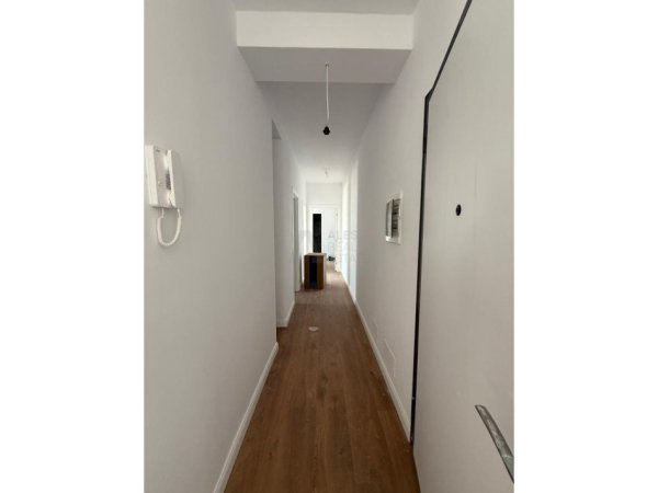 Tirane, jepet me qera ambjent biznesi Kati 8, 500 €