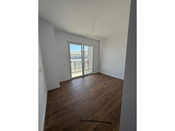 Tirane, jepet me qera ambjent biznesi Kati 8, 500 €