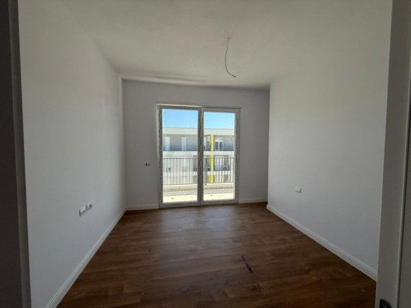 Tirane, jepet me qera ambjent biznesi Kati 8, 500 €