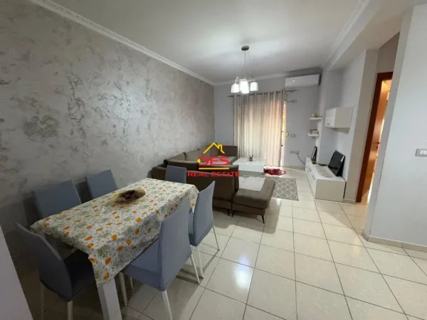 Vlore, shitet apartament 1+1+Ballkon Kati 3, 74 m² 119.000 € (Rruga Çajupi)