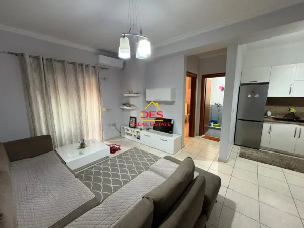 Vlore, shitet apartament 1+1+Ballkon Kati 3, 74 m² 119.000 € (Rruga Çajupi)