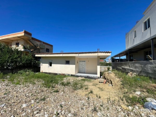 jap me qera shtepi private 5+3 -1 Katshe , 500 m²ne Valias  500 € per banim ose biznes