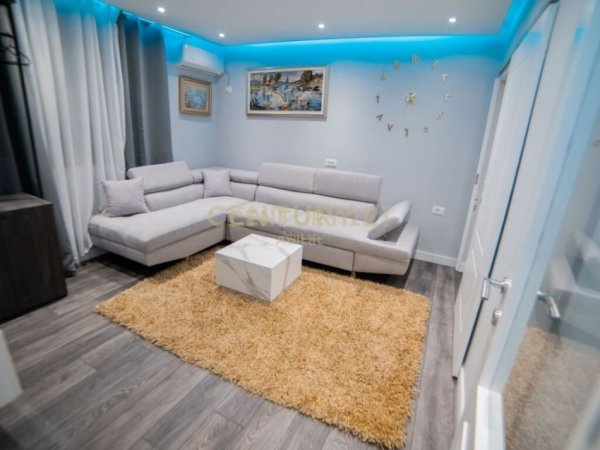 Tirane, jepet me qera apartament 2+1 , 53 m² 600 € 