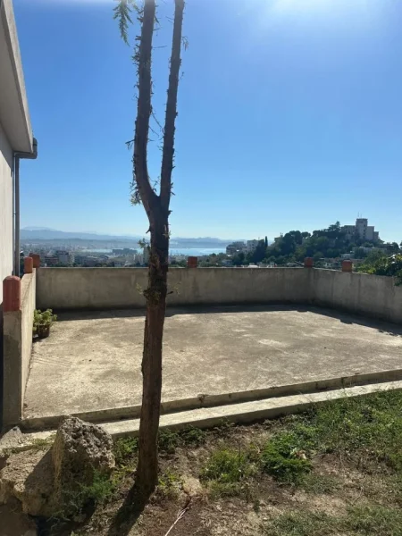 Durres, jepet me qera shtepi +uje drita te paguara Kati 1, 120 m² 450 € (Vila e Zogut)