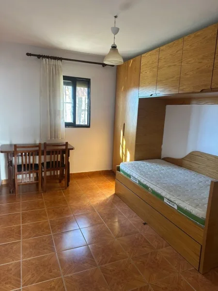 Durres, jepet me qera shtepi +uje drita te paguara Kati 1, 120 m² 450 € (Vila e Zogut)