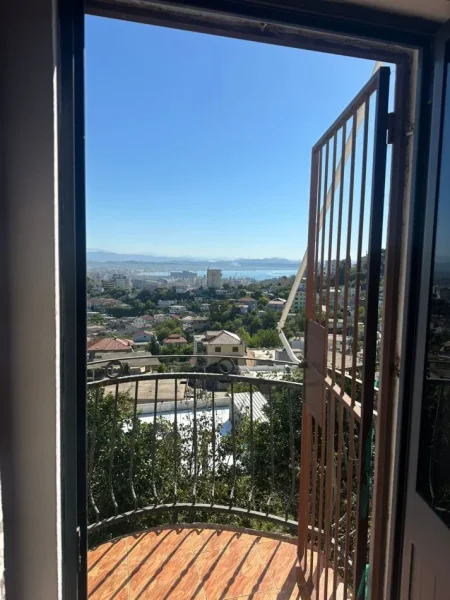 Durres, jepet me qera shtepi +uje drita te paguara Kati 1, 120 m² 450 € (Vila e Zogut)
