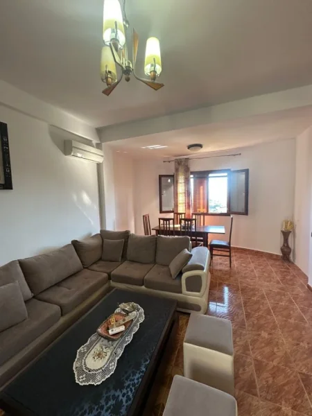 Durres, jepet me qera shtepi +uje drita te paguara Kati 1, 120 m² 450 € (Vila e Zogut)