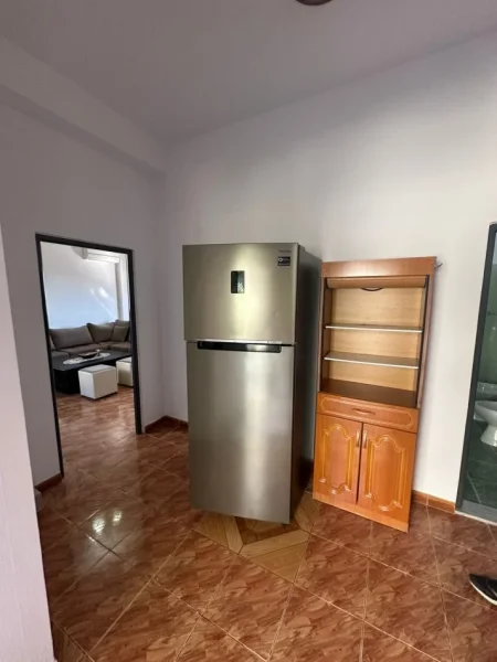 Durres, jepet me qera shtepi +uje drita te paguara Kati 1, 120 m² 450 € (Vila e Zogut)