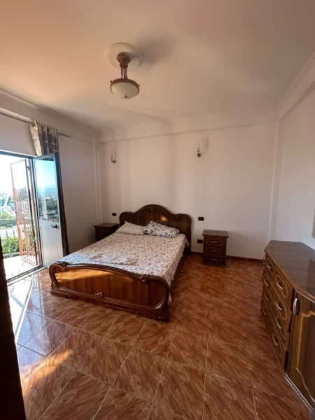 Durres, jepet me qera shtepi +uje drita te paguara Kati 1, 120 m² 450 € (Vila e Zogut)