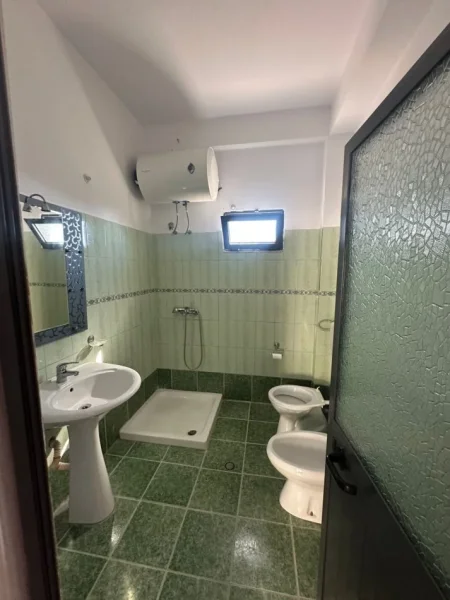 Durres, jepet me qera shtepi +uje drita te paguara Kati 1, 120 m² 450 € (Vila e Zogut)