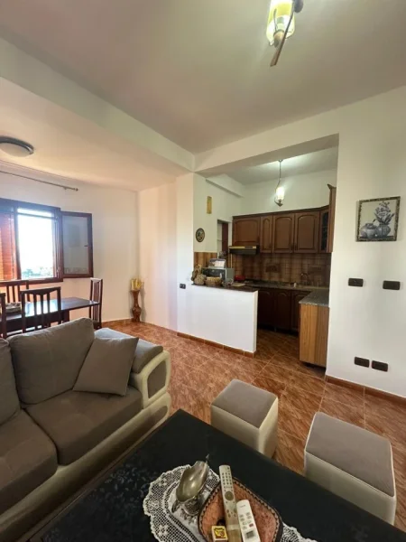 Durres, jepet me qera shtepi +uje drita te paguara Kati 1, 120 m² 450 € (Vila e Zogut)