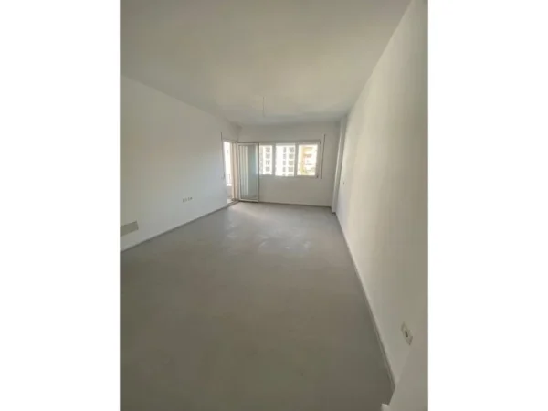 Tirane, shitet apartament 1+1+Ballkon Kati 3, 73 m² 198.000 € (Pazari i Ri)