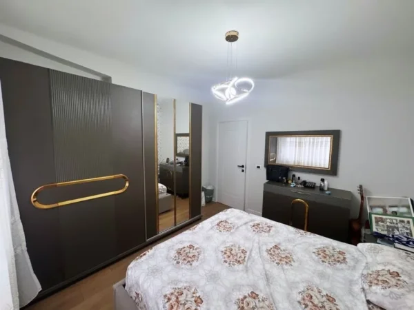 Tirane, shitet apartament 2+1 , 90 m² 155.000 € (Prane Universitetit Europian)