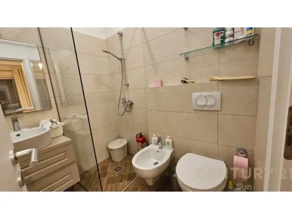 Tirane, jepet me qera apartament 2+1 Kati 4, 100 m² 900 € (Liqeni Thate)
