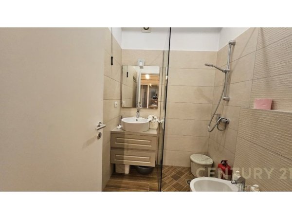 Tirane, jepet me qera apartament 2+1 Kati 4, 100 m² 900 € (Liqeni Thate)