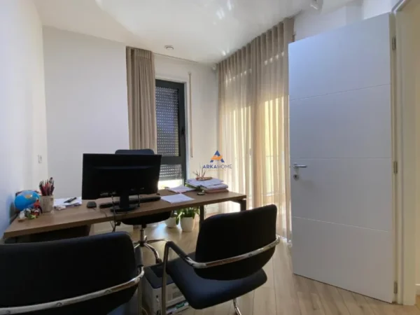 Tirane, jepet me qera zyre Kati 2, 315 m² 5.000 €