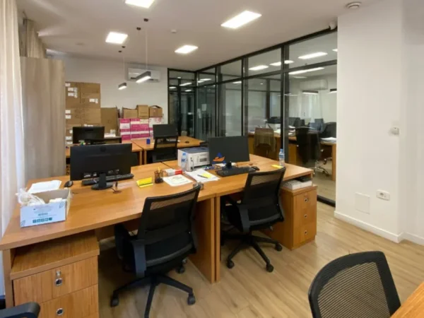 Tirane, jepet me qera zyre Kati 2, 315 m² 5.000 €