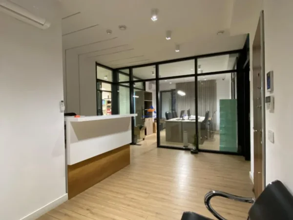 Tirane, jepet me qera zyre Kati 2, 315 m² 5.000 €