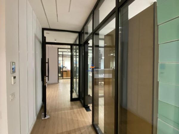Tirane, jepet me qera zyre Kati 2, 315 m² 5.000 €
