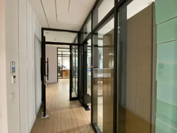 Tirane, jepet me qera zyre Kati 2, 315 m² 5.000 €