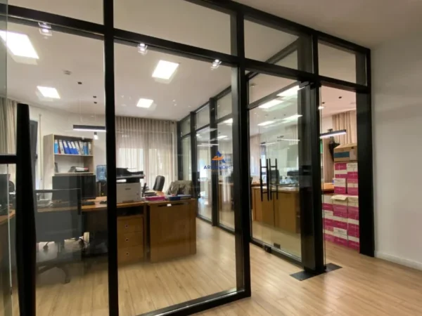 Tirane, jepet me qera zyre Kati 2, 315 m² 5.000 €