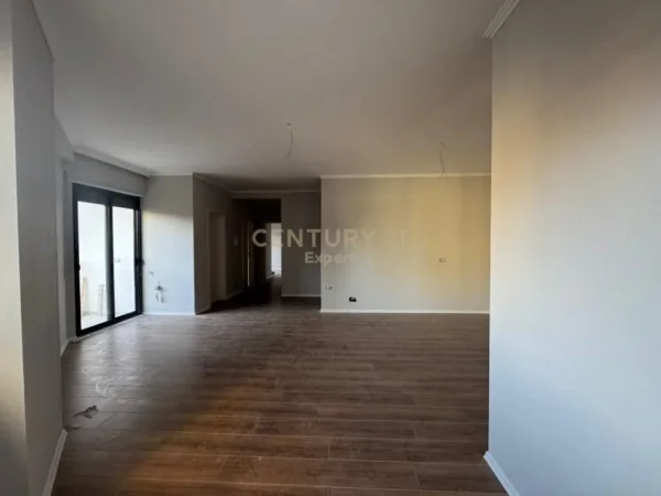 Tirane, jepet me qera ambjent biznesi Kati 2, 121 m² 650 € (Rruga e Durresit)