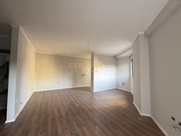 Tirane, jepet me qera ambjent biznesi Kati 2, 121 m² 650 € (Rruga e Durresit)