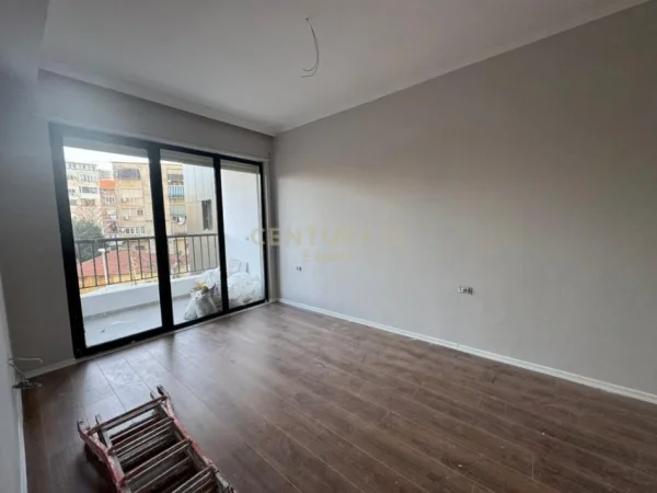 Tirane, jepet me qera ambjent biznesi Kati 2, 121 m² 650 € (Rruga e Durresit)