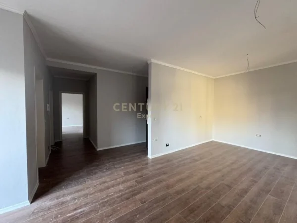 Tirane, jepet me qera ambjent biznesi Kati 2, 121 m² 650 € (Rruga e Durresit)