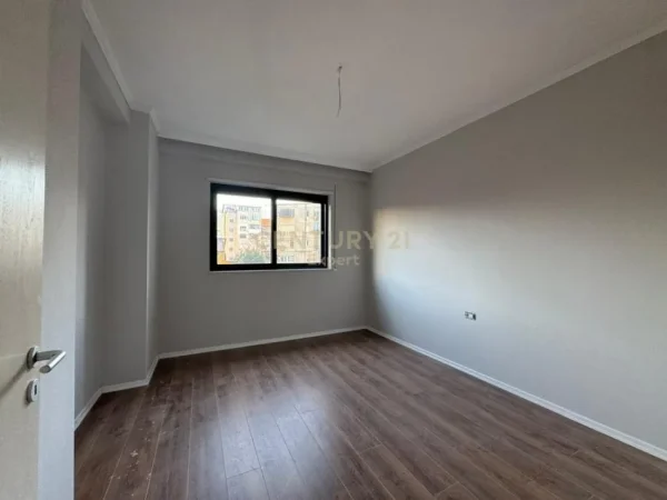 Tirane, jepet me qera ambjent biznesi Kati 2, 121 m² 650 € (Rruga e Durresit)