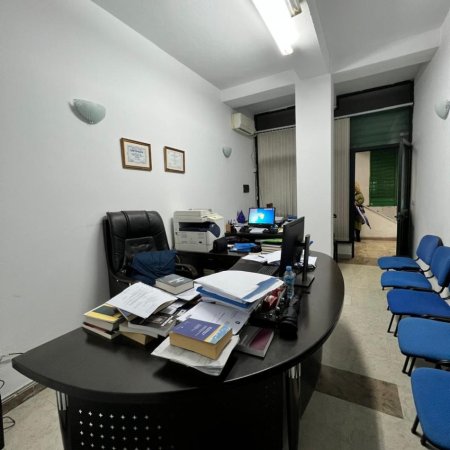 Tirane, shitet dyqan Kati 1, 25 m² 58.000 € (Ish Ekspozita)