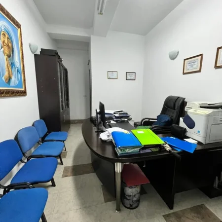 Tirane, shitet dyqan Kati 1, 25 m² 58.000 € (Ish Ekspozita)