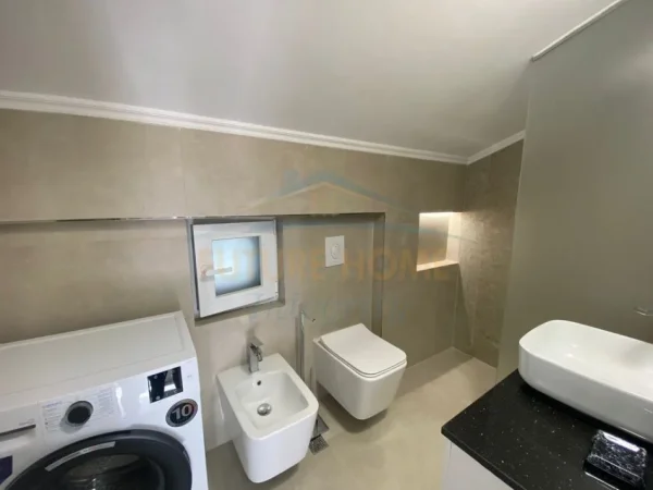 Tirane, jepet me qera apartament 2+1+2+Ballkon Kati 2, 110 m² 1.000 € (Ish Tregu Elektrik, Rruga Mustafa Demiri)