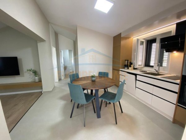 Tirane, jepet me qera apartament 2+1+2+Ballkon Kati 2, 110 m² 1.000 € (Ish Tregu Elektrik, Rruga Mustafa Demiri)