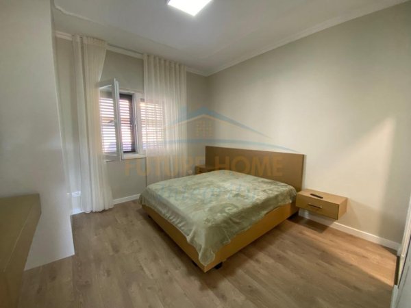Tirane, jepet me qera apartament 2+1+2+Ballkon Kati 2, 110 m² 1.000 € (Ish Tregu Elektrik, Rruga Mustafa Demiri)