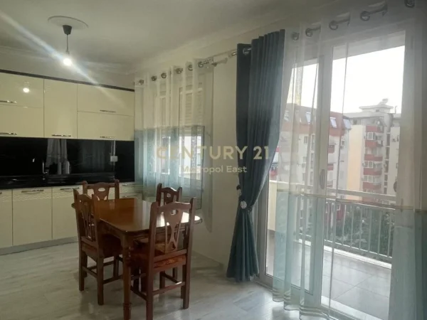 Tirane, jepet me qera apartament 3+1 Kati 4, 117 m² 650 € (Fresku)