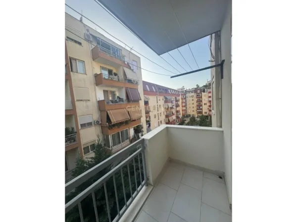 Tirane, jepet me qera apartament 3+1 Kati 4, 117 m² 650 € (Fresku)
