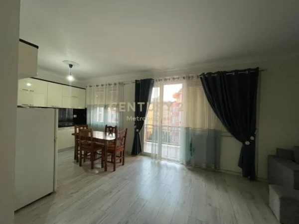 Tirane, jepet me qera apartament 3+1 Kati 4, 117 m² 650 € (Fresku)