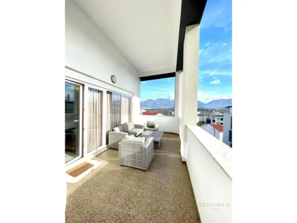 Tirane, jepet me qera apartament 3+1+Ballkon Kati 5, 175 m² 1.300 € (Liqeni Thate)