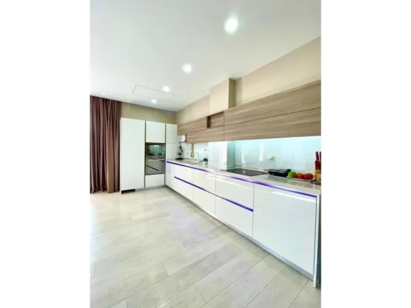 Tirane, jepet me qera apartament 3+1+Ballkon Kati 5, 175 m² 1.300 € (Liqeni Thate)