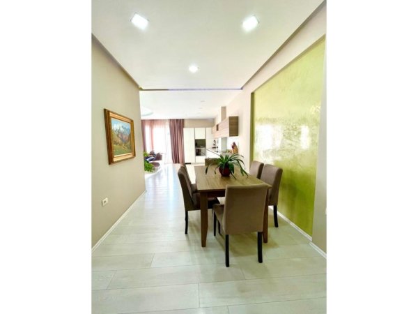 Tirane, jepet me qera apartament 3+1+Ballkon Kati 5, 175 m² 1.300 € (Liqeni Thate)