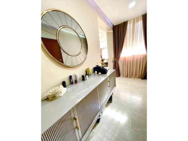 Tirane, jepet me qera apartament 3+1+Ballkon Kati 5, 175 m² 1.300 € (Liqeni Thate)