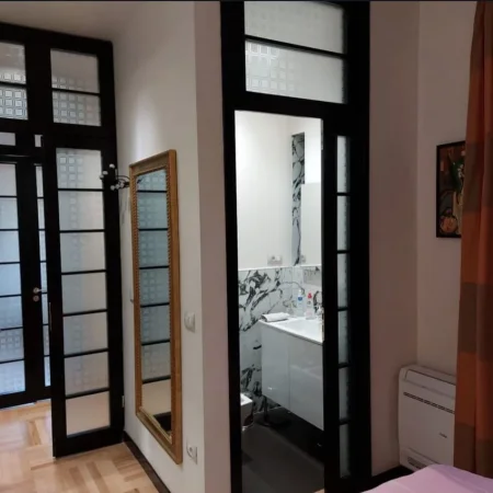 Tirane, jepet me qera apartament 2+1+Ballkon Kati 1, 100 m² 700 € (Komuna e Parisit)