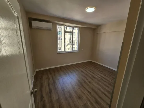 Tirane, jepet me qera ambjent biznesi Kati 4, 130 m² 1.300 € (Qender)