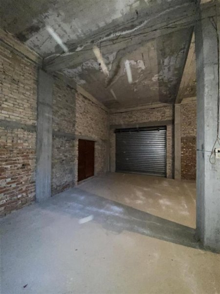 Tirane, jepet me qera magazine Kati 0, 131 m² 749 € (Rruga Fabrika e Qelqit, prane Tring)
