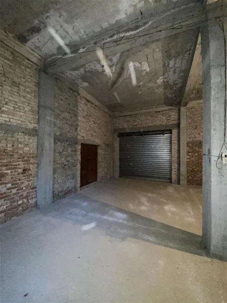 Tirane, jepet me qera magazine Kati 0, 131 m² 749.9 € (Rruga Fabrika e Qelqit, prane Tring)