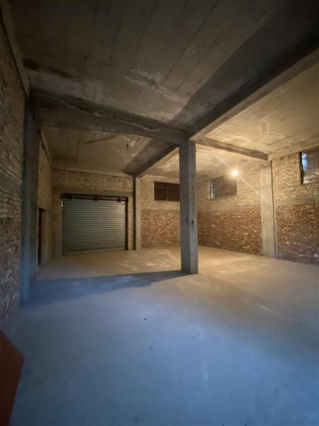 Tirane, jepet me qera magazine Kati 0, 131 m² 749 € (Rruga Fabrika e Qelqit, prane Tring)
